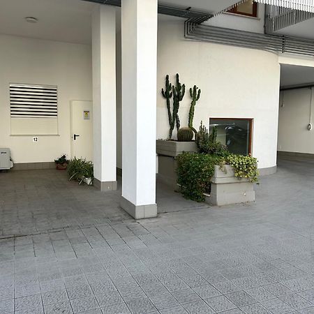 Central Modern Apartment Барі Екстер'єр фото