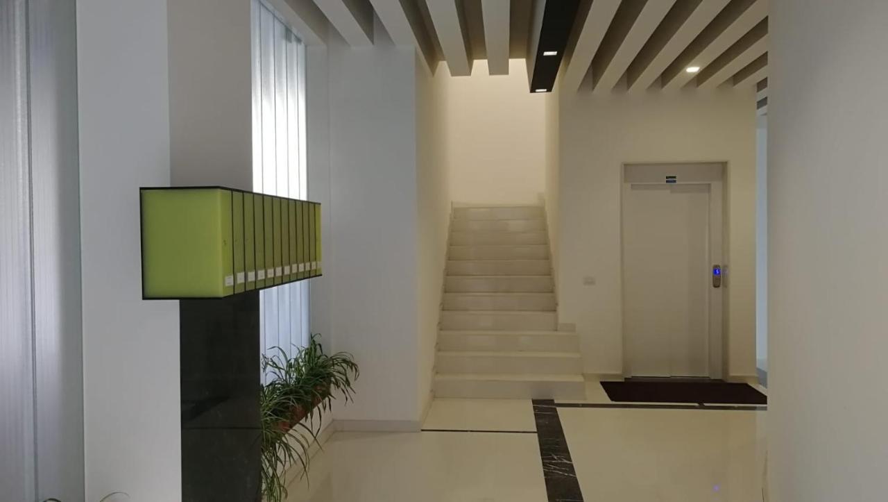 Central Modern Apartment Барі Екстер'єр фото