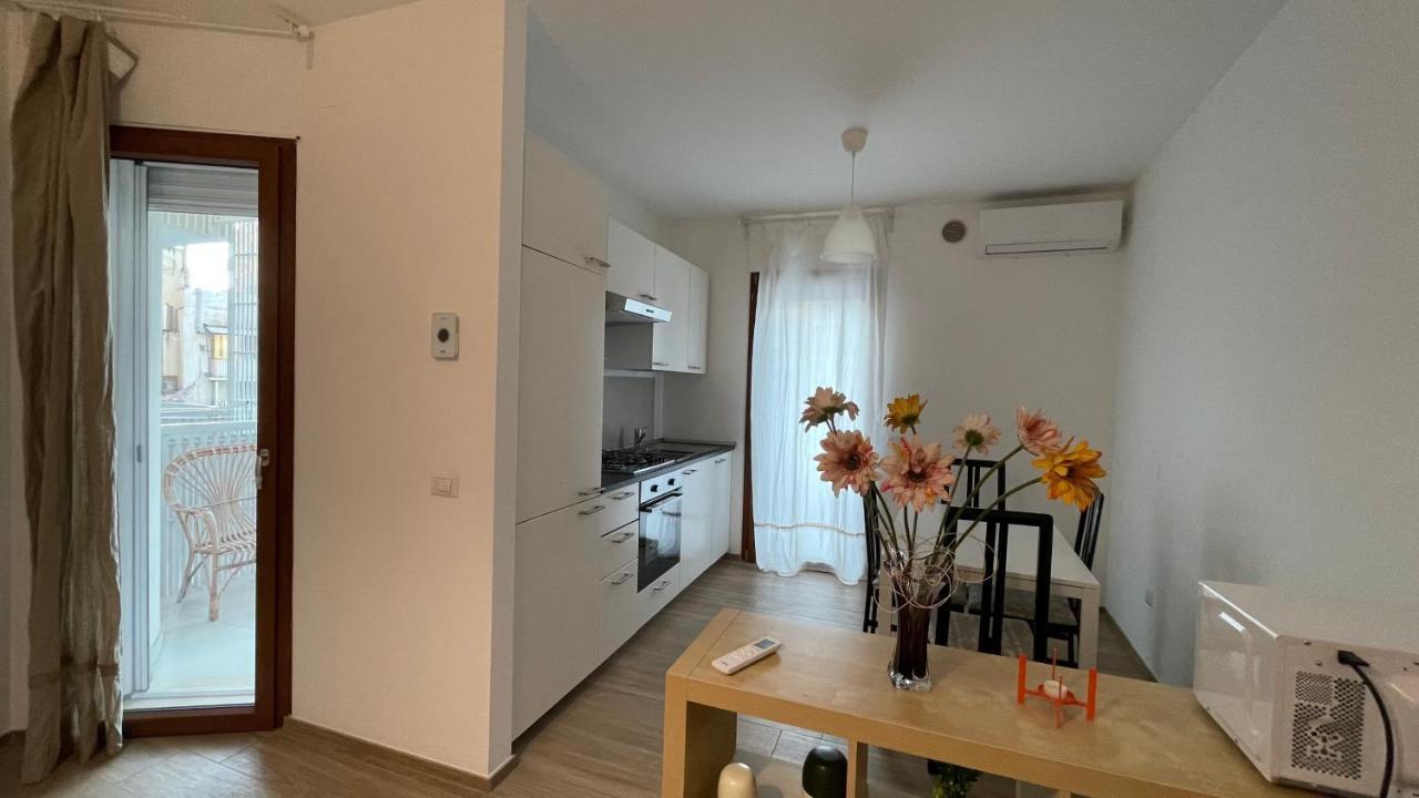 Central Modern Apartment Барі Екстер'єр фото