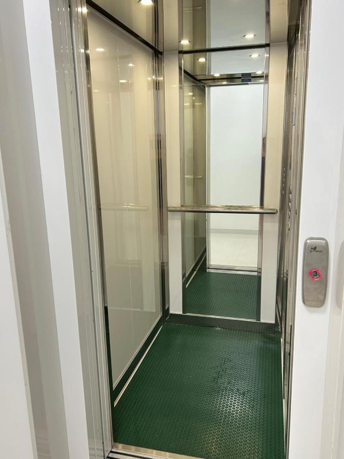 Central Modern Apartment Барі Екстер'єр фото