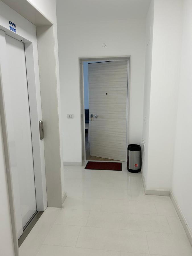 Central Modern Apartment Барі Екстер'єр фото