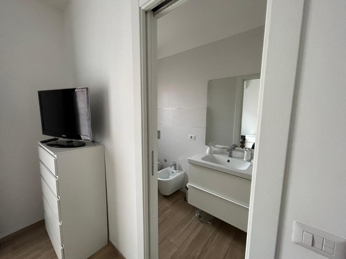 Central Modern Apartment Барі Екстер'єр фото