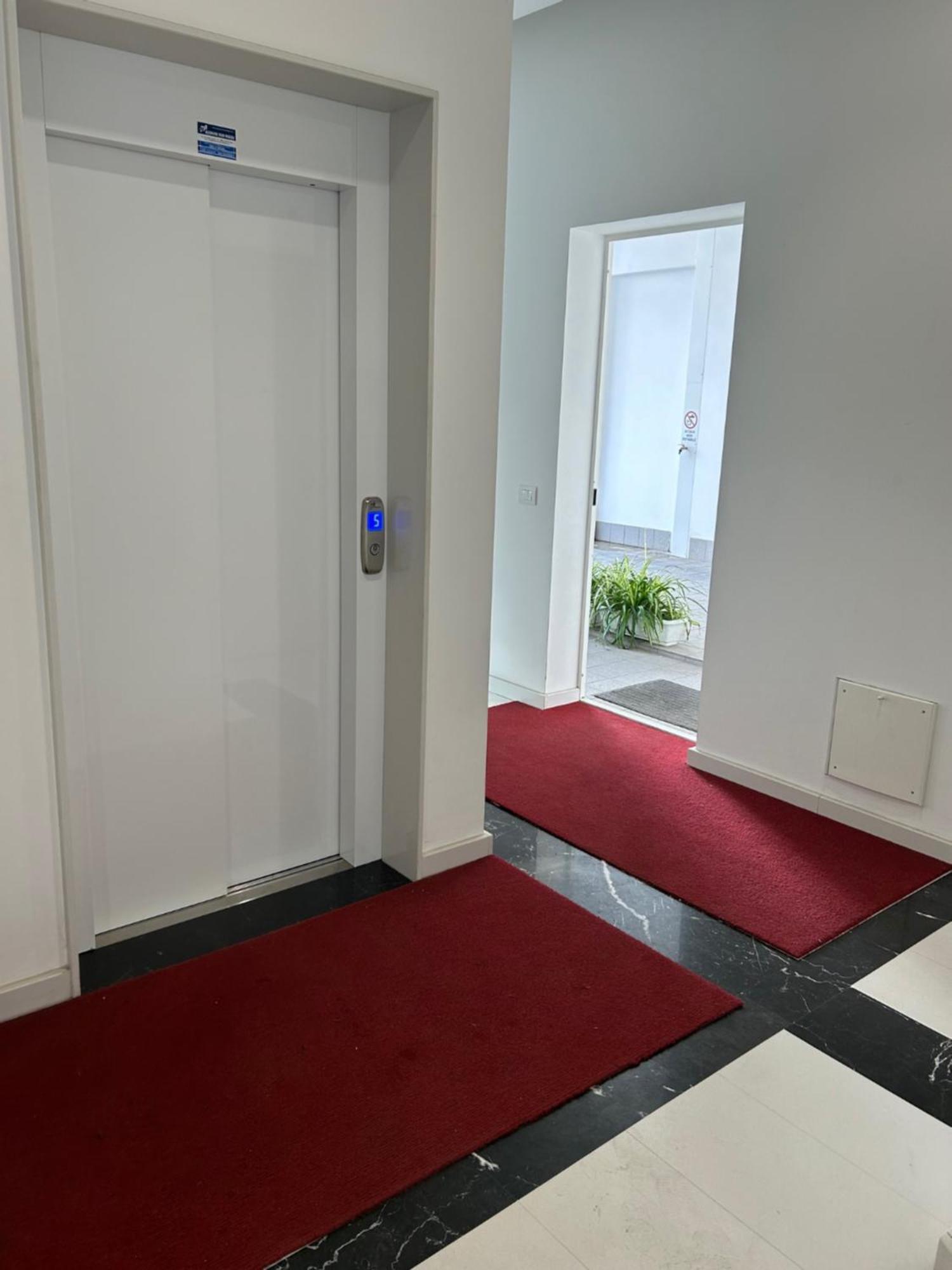 Central Modern Apartment Барі Екстер'єр фото